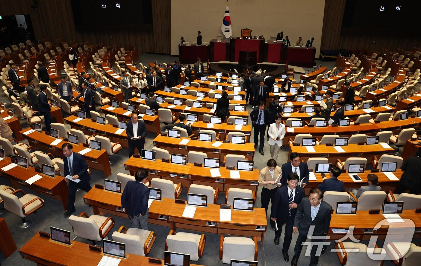 28일 오후 서울 여의도 국회에서 열린 제21대 국회 본회의를 마친 의원들이 산회 후 회의장을 나서고 있다. 2024.5.28/뉴스1 ⓒ News1 구윤성 기자