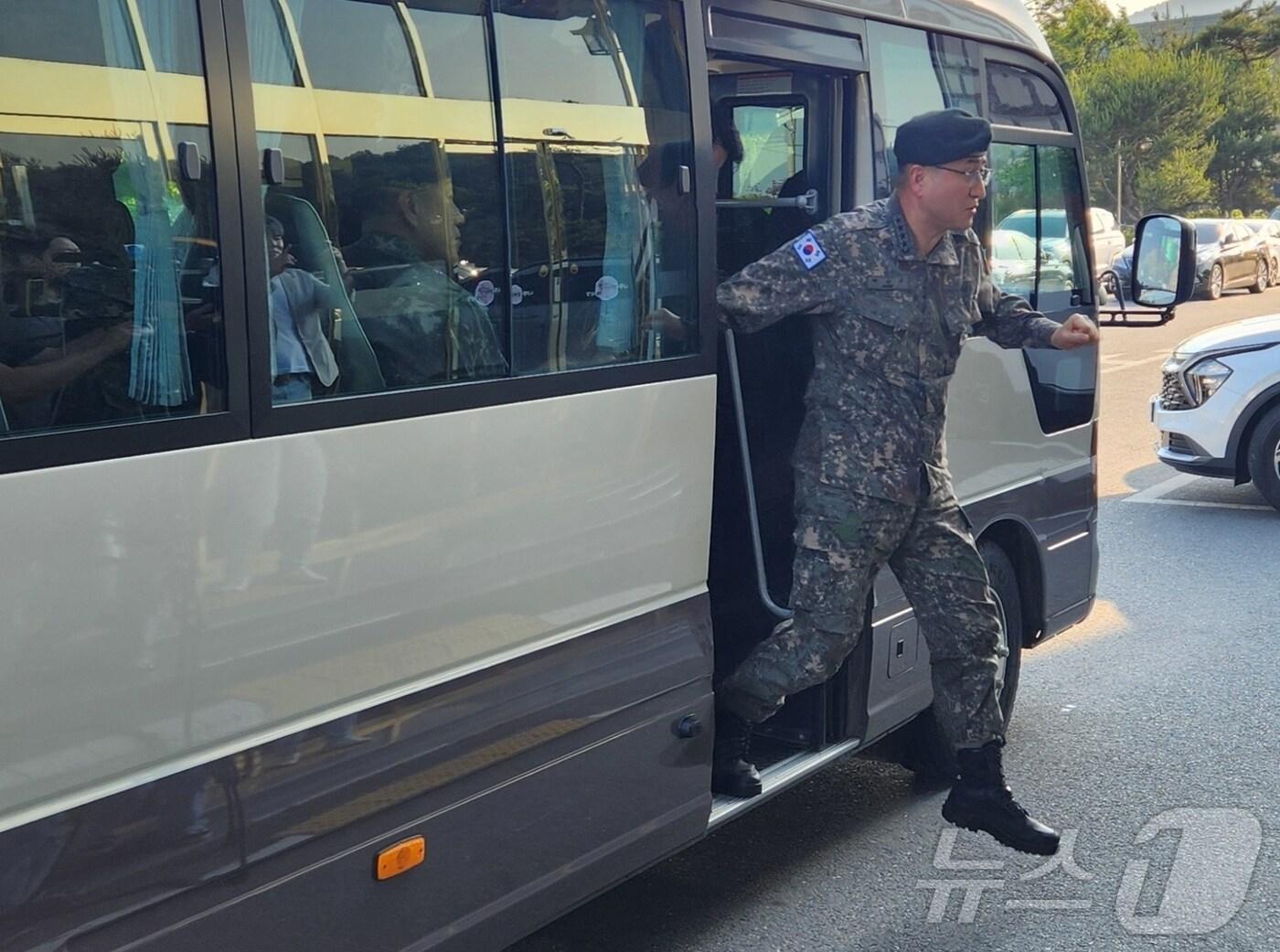 박안수 육군참모총장이 28일 오후 전남 나주시 한 장례식장에 마련된 &#39;군기훈련 사망 훈련병&#39;의 빈소를 조문하기 위해 차량에서 내리고 있다.&#40;독자제공&#41; 2024.5.28/뉴스1 ⓒ News1 전원 기자