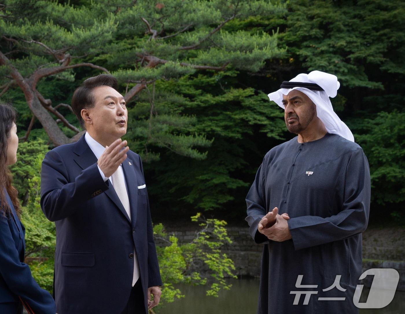 윤석열 대통령이 28일 서울 창덕궁 후원에서 모하메드 빈 자이드 알 나흐얀 아랍에미리트&#40;UAE&#41;대통령과 산책을 하고 있다. &#40;대통령실 제공&#41; 2024.5.28/뉴스1 ⓒ News1 송원영 기자