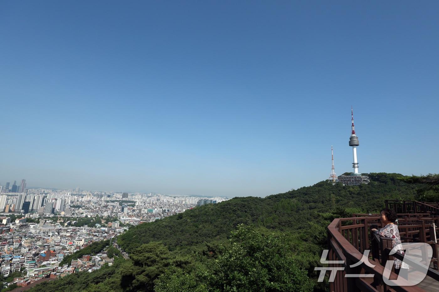 화창한 날씨가 이어지고 있는 서울 남산에서 바라본 하늘이 푸르게 보이고 있다.  ⓒ News1 신웅수 기자