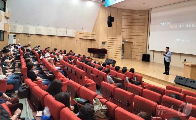 덕진지역자활센터가 지난 28일 자활사업 참여자들을 대상으로 인문학교육을 실시했다.&#40;덕진지역자활센터 제공&#41;/뉴스1