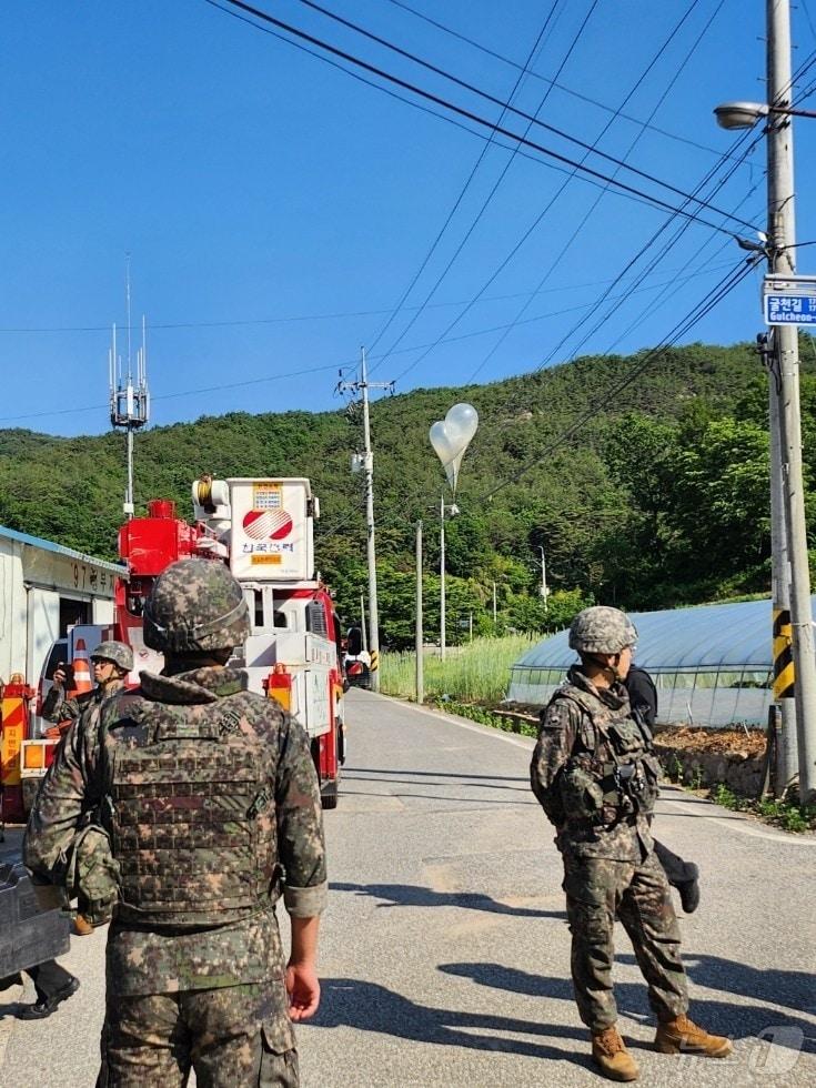 전북자치도 무주군에서 북한에서 살포한 것으로 추정되는 &#39;풍선&#39;이 발견돼 군과 경찰, 소방 등이 분석에 나섰다.&#40;전북소방 제공&#41;