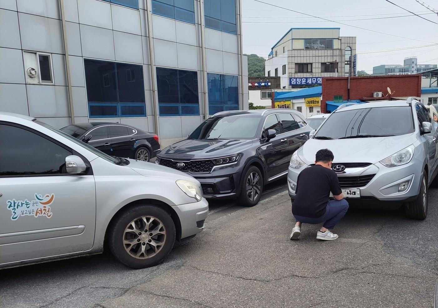 서천군 관계자가 체납 차량 번호판을 영치하고 있다. &#40;서천군 제공&#41;/뉴스1