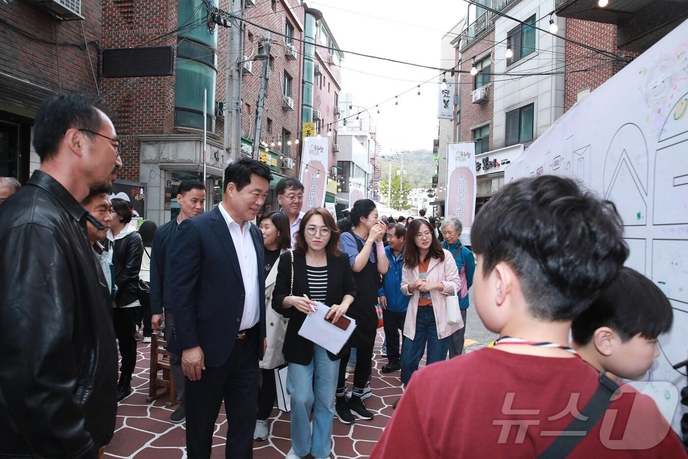 지난해 주민들과 함께 축제를 즐기고 있는 박준희 관악구청장.&#40;관악구청 제공&#41;