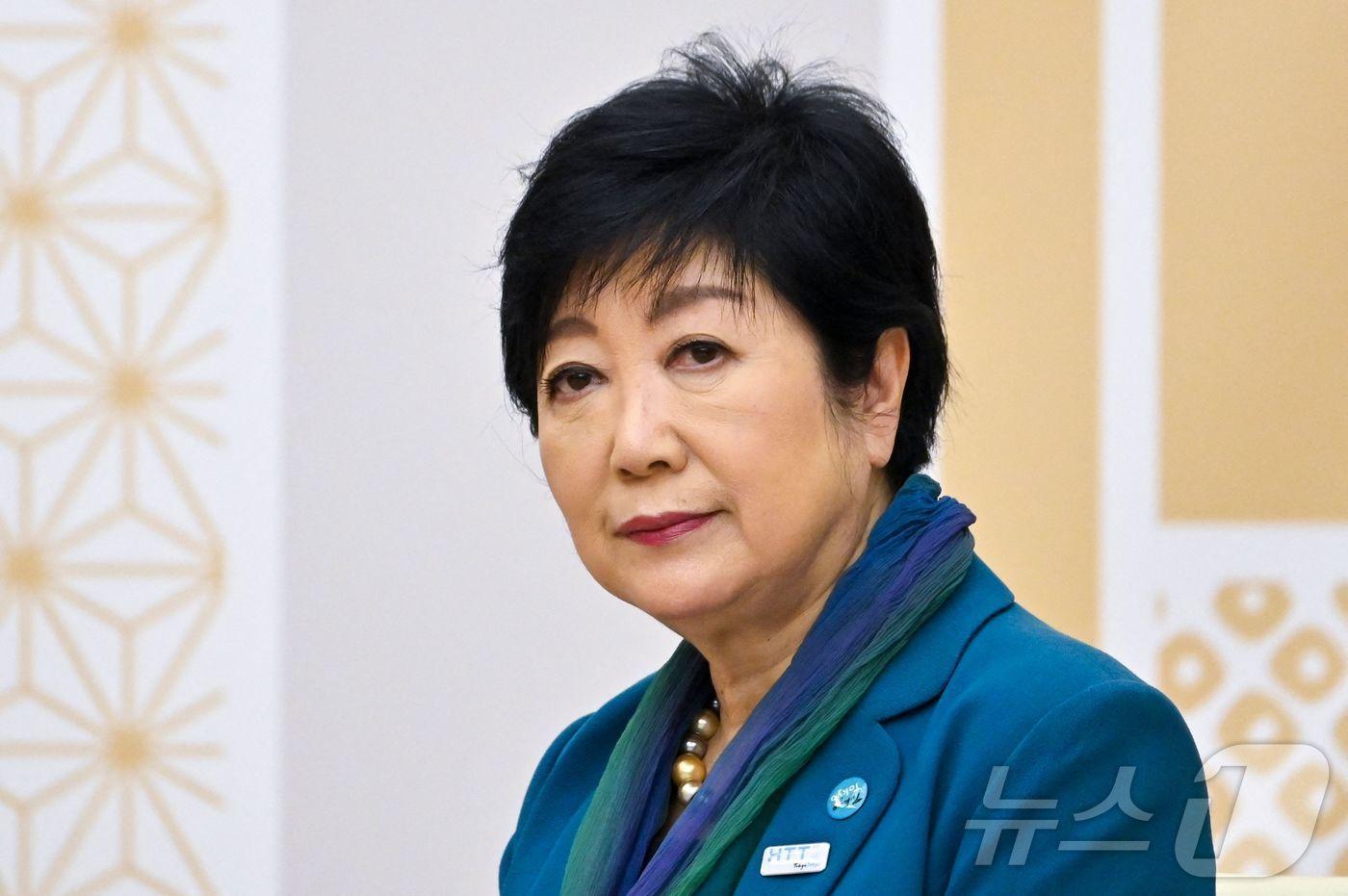 일본 도쿄 도청사에서 고이케 유리코 도지사가 회의에 참석해 이야기를 듣고 있다. 2022.11.17/ ⓒ AFP=뉴스1 ⓒ News1 권진영 기자