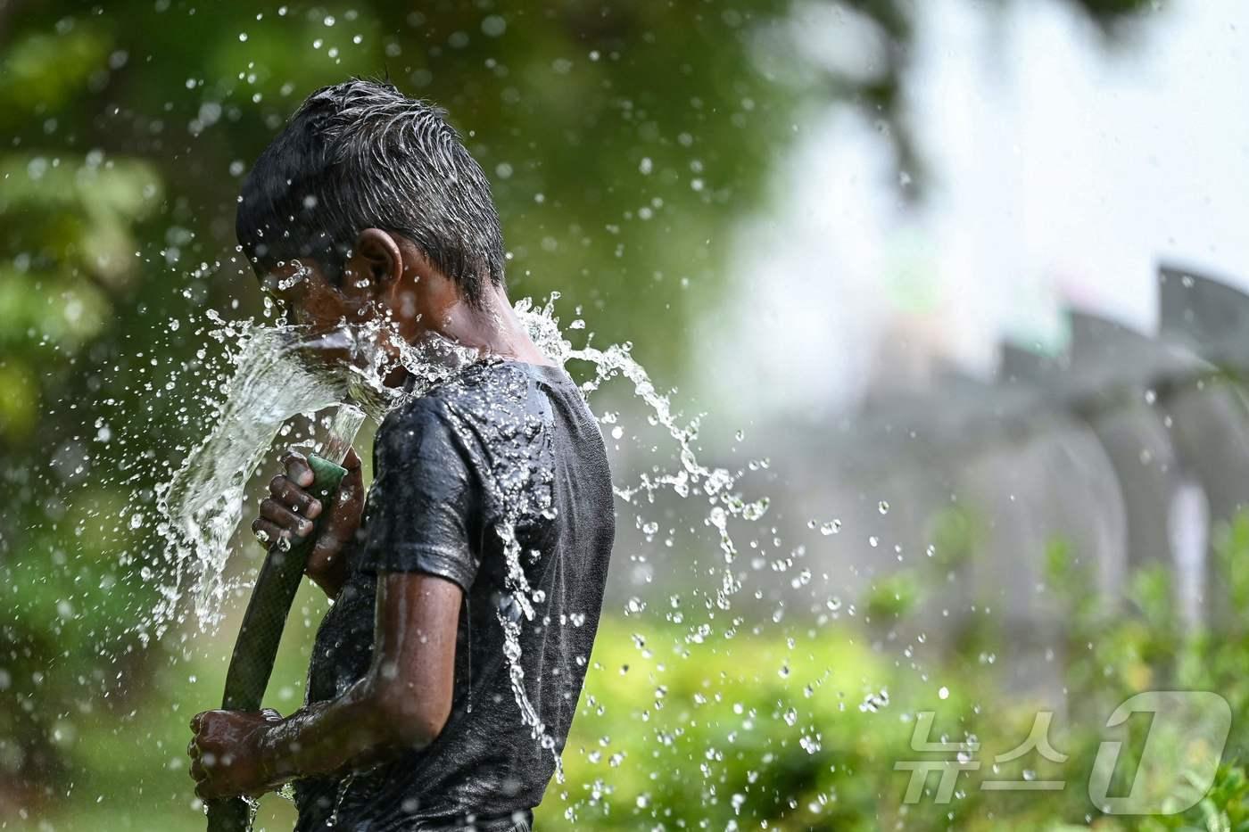 무더운 날씨가 계속되는 28일&#40;현지시간&#41; 인도 첸나이에서 한 소년이 물장난을 치고 있다. 2024.05.28 ⓒ AFP=뉴스1 ⓒ News1 정지윤 기자
