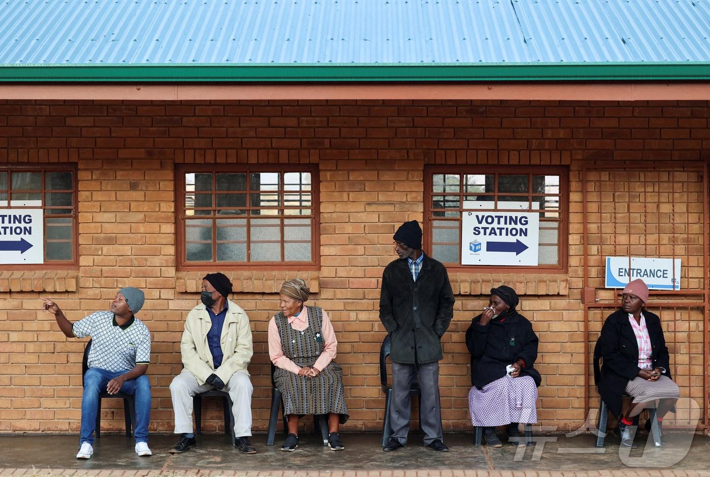 29일&#40;현지시간&#41; 남아프리카공화국 림포포주 가라흘란흘 마을의 한 초등학교에서 사람들이 선거 투표를 위해 줄을 서있다. 2024.05.29 ⓒ 로이터=뉴스1 ⓒ News1 정지윤 기자