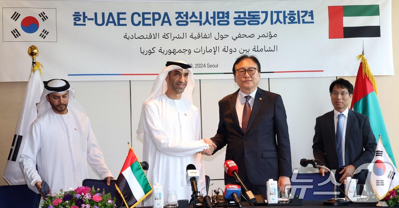 정인교 산업통상자원부 통상교섭본부장과 타니 빈 아흐메드 알 제유디 UAE 대외무역특임장관이 29일 서울 종로구 포시즌스 호텔에서 한-UAE CEPA&#40;포괄적 경제동반자 협정&#41; 정식서명 공동기자회견에 앞서 악수를 하고 있다. 2024.5.29/뉴스1