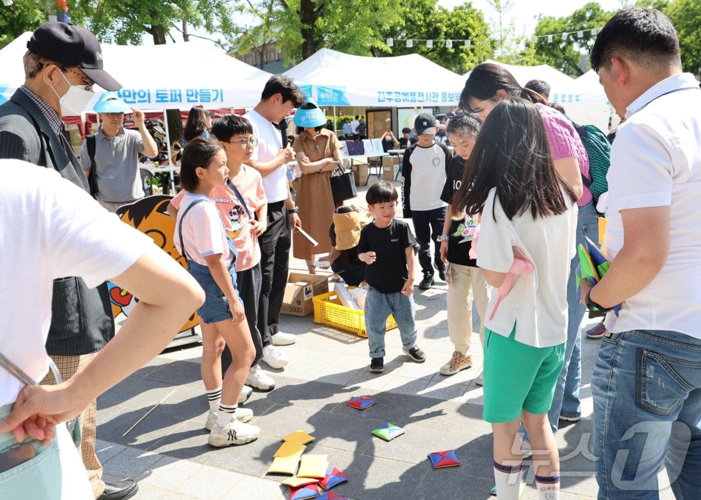 한국전통문화전당은 &#39;2024 공예주간&#39; 행사가 관객 4만명의 뜨거운 성원 속에 10일간의 대장정을 마무리했다고 29일 밝혔다.&#40;한국전통문화전당 제공&#41;