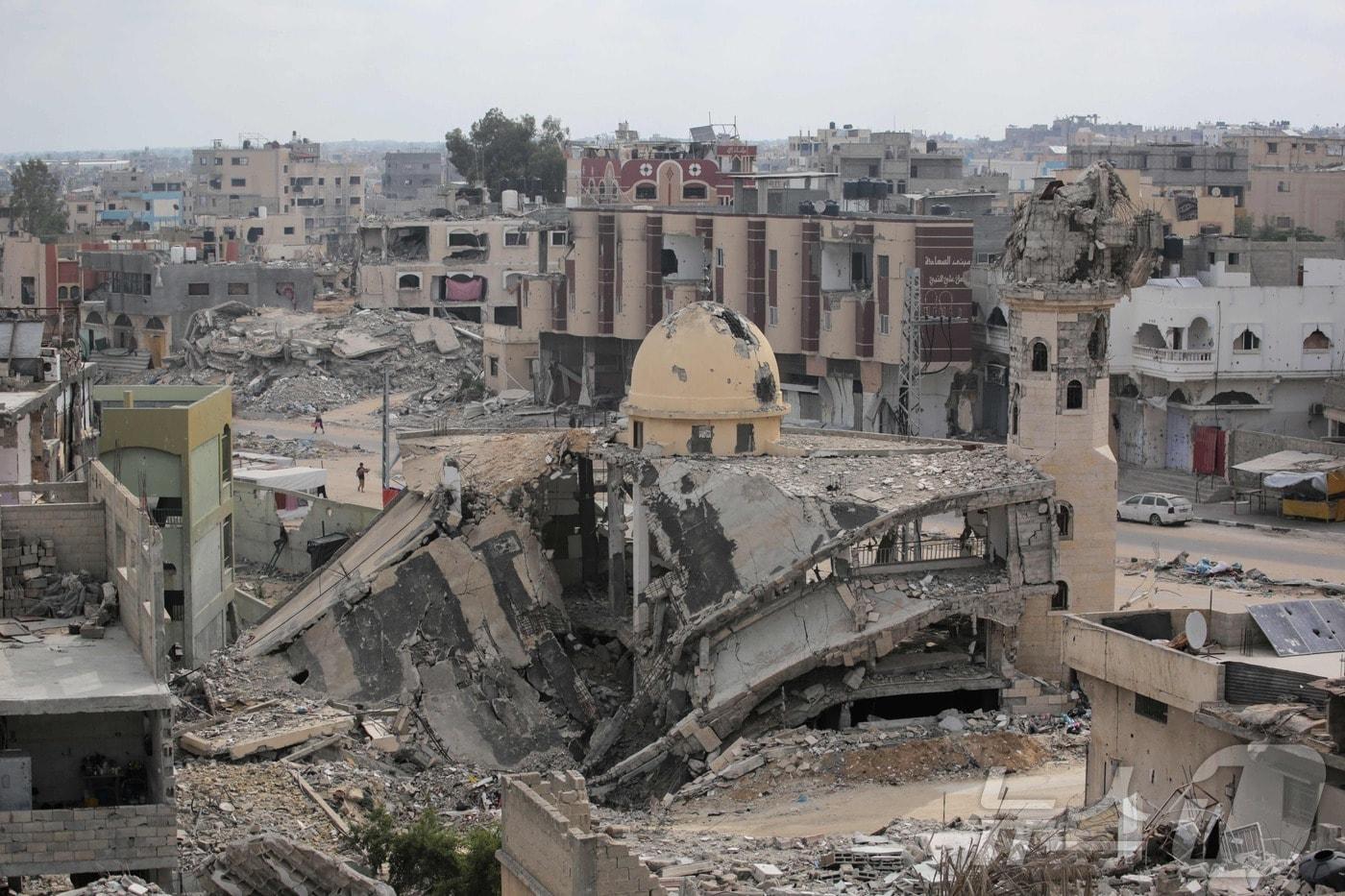 28일&#40;현지시간&#41; 가자지구 남부 칸 유니스 동부의 건물들이 이스라엘의 공격으로 파괴돼고 무너졌다. 2024.05.28/ ⓒ AFP=뉴스1 ⓒ News1 권진영 기자