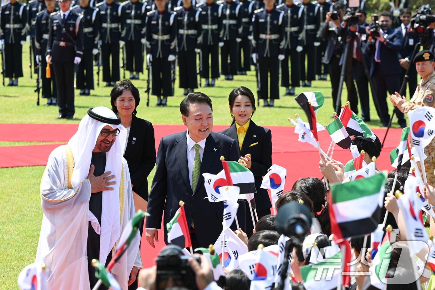 윤석열 대통령과 김건희 여사, 모하메드 빈 자이드 알 나흐얀 아랍에미리트&#40;UAE&#41;대통령이 29일 서울 용산 대통령실 청사 앞 잔디마당에서 열린 UAE 대통령 국빈 방한 공식 환영식에서 서울 삼광초등학교 어린이 환영단과 인사하며 이동하고 있다. &#40;대통령실 제공&#41; 2024.5.29/뉴스1 ⓒ News1 송원영 기자