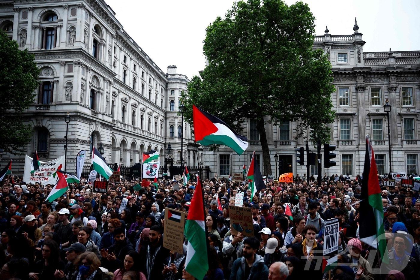 28일&#40;현지시간&#41; 영국 런던에서 친팔레스타인 시위대가 팔레스타인기를 흔들며 이스라엘의 라파 공격을 규탄하는 시위를 벌이고 있다. 2024.05.28/ ⓒ AFP=뉴스1 ⓒ News1 박재하 기자