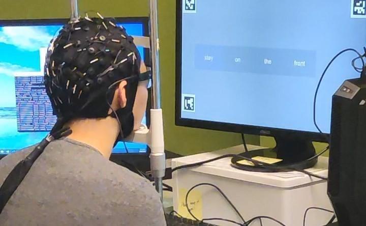 시드니 공과 대학에서 실험자를 대상으로 fMRI와 AI를 활용해 뇌파를 읽고 있다. &#40;UTS 제공&#41;