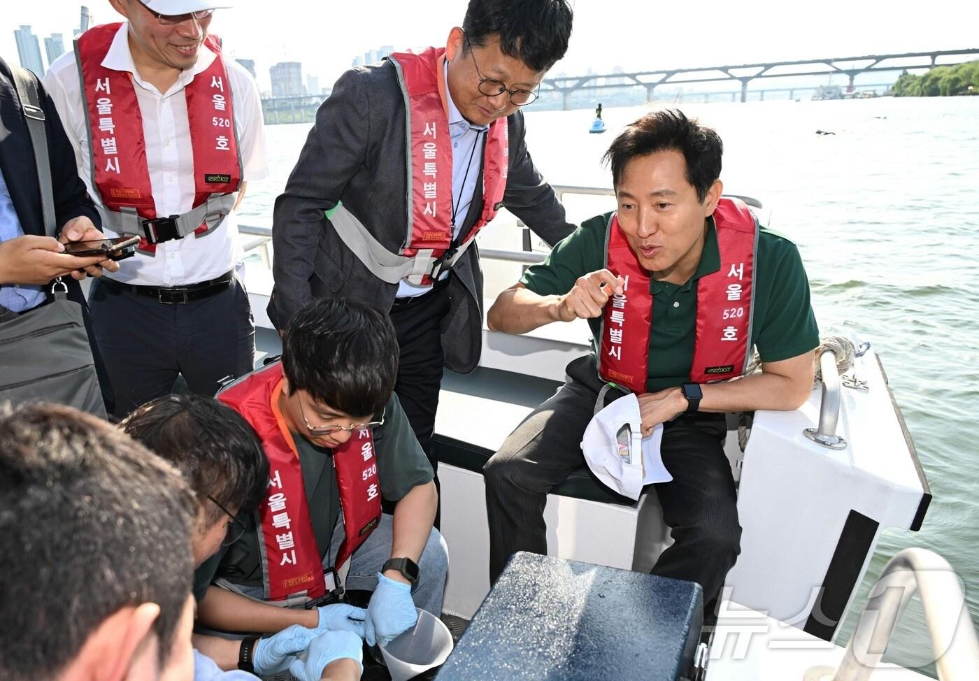 오세훈 서울시장이 &#39;제1회 쉬엄쉬엄 한강 3종 축제&#39;에 앞서 29일 오후 광진구 뚝섬한강공원 일대를 찾아, 한강 수질 검사를 위해 시료를 채취한 보건환경연구원 관계자들과 대화를 나누고 있다.&#40;서울시 제공&#41;ⓒ 뉴스1