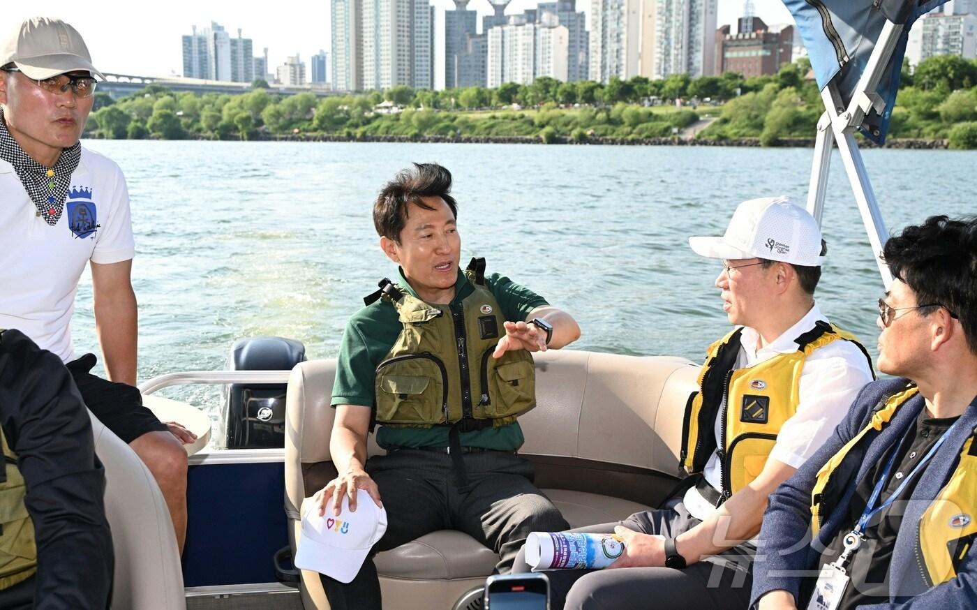 오세훈 서울시장이 지난달 29일 오후 서울 광진구 뚝섬한강공원 일대에서 보건환경연구원 관계자가 한강 수질 검사를 위해 시료를 채취하는 과정을 살펴보고 있다. 서울시는 오는 6월 1일부터 뚝섬한강공원 일대에서 &#39;제1회 쉬엄쉬엄 한강 3종 축제&#39;를 개최한다. &#40;서울시 제공&#41; 2024.5.29/뉴스1