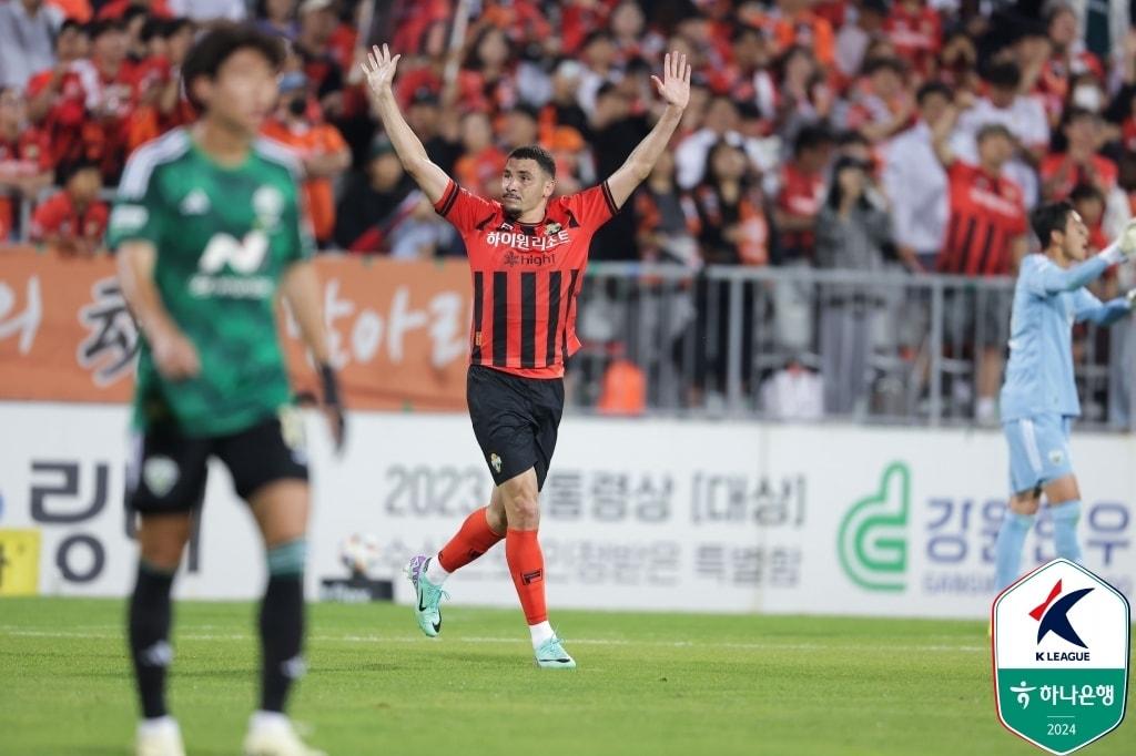 강원FC가 안방에서 전북 현대를 2-1로 제압했다. &#40;한국프로축구연맹 제공&#41;