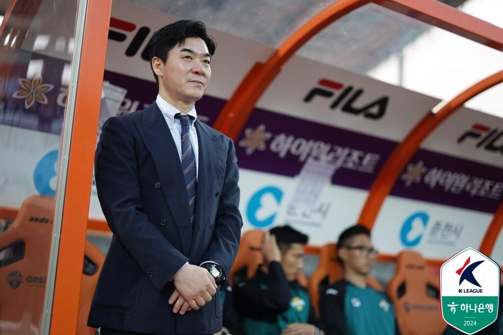 윤정환 강원FC 감독. &#40;한국프로축구연맹 제공&#41;