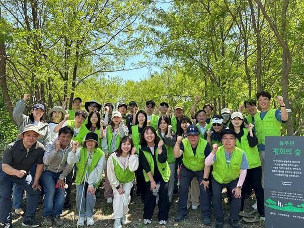 2일 경기도 파주 &#39;풀무원 평화의 숲&#39;에서 열린 &#39;풀무원 숲&#39; 가꾸기 사회공헌활동에 참여한 오경석 풀무원 지속가능경영실장&#40;세번째 줄 오른쪽 첫번째&#41;, 정용숙 평화의숲 사무처장&#40;두번째 줄 왼쪽 두번째&#41; 등이 기념사진을 촬영하고 있다.&#40;풀무원 제공&#41;