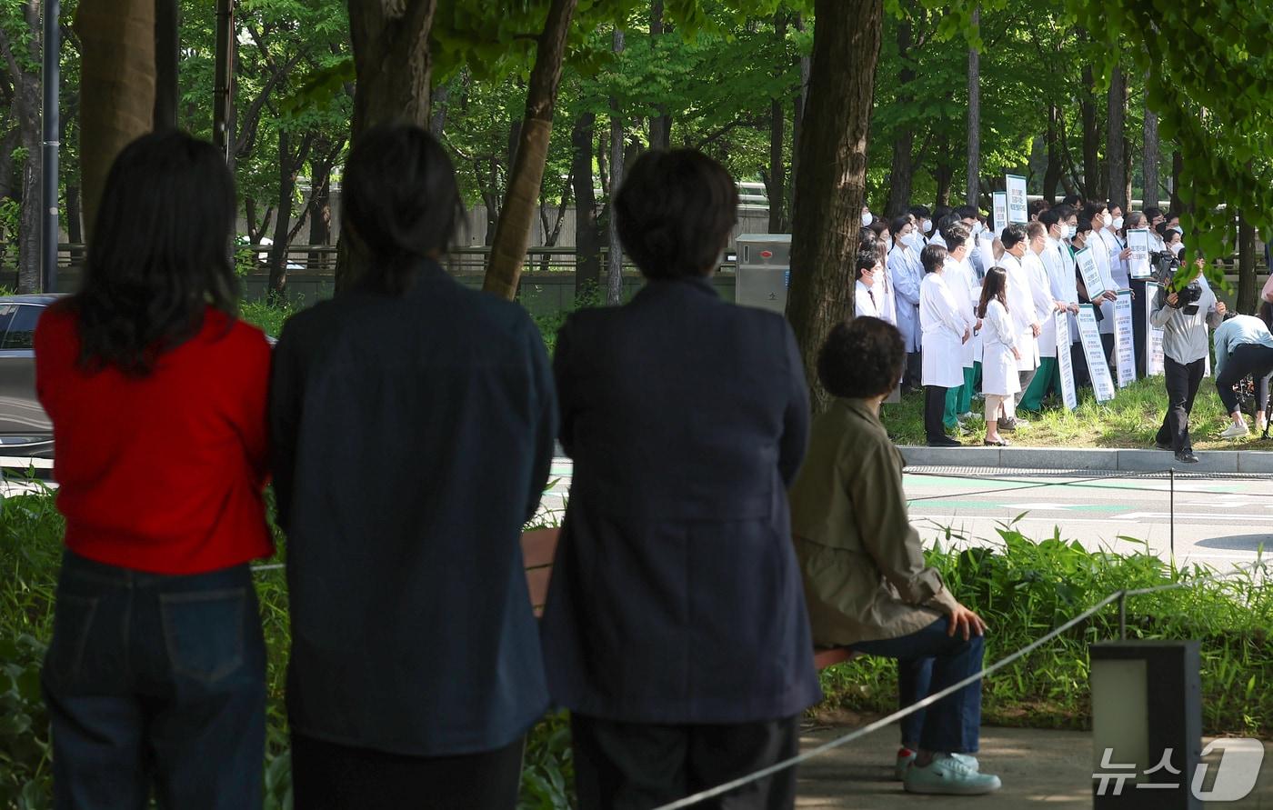 서울아산병원·울산대병원·강릉아산병원을 수련병원으로 둔 울산의대교수협의회 비상대책위원회 소속 의사들이 3일 오전 서울 송파구 아산병원 정문에서 의대 증원 정책 철회를 촉구하는 피켓 시위를 하고 있다. 2024.5.3/뉴스1 ⓒ News1 김민지 기자