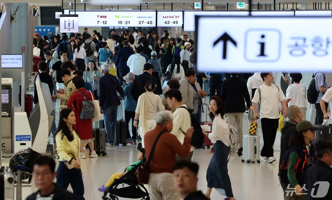 어린이날 연휴를 하루 앞둔 3일 오전 서울 강서구 김포공항 김포공항 국내선청사가 여행객들로 붐비고 있다. 2024.5.3/뉴스1 ⓒ News1 김진환 기자