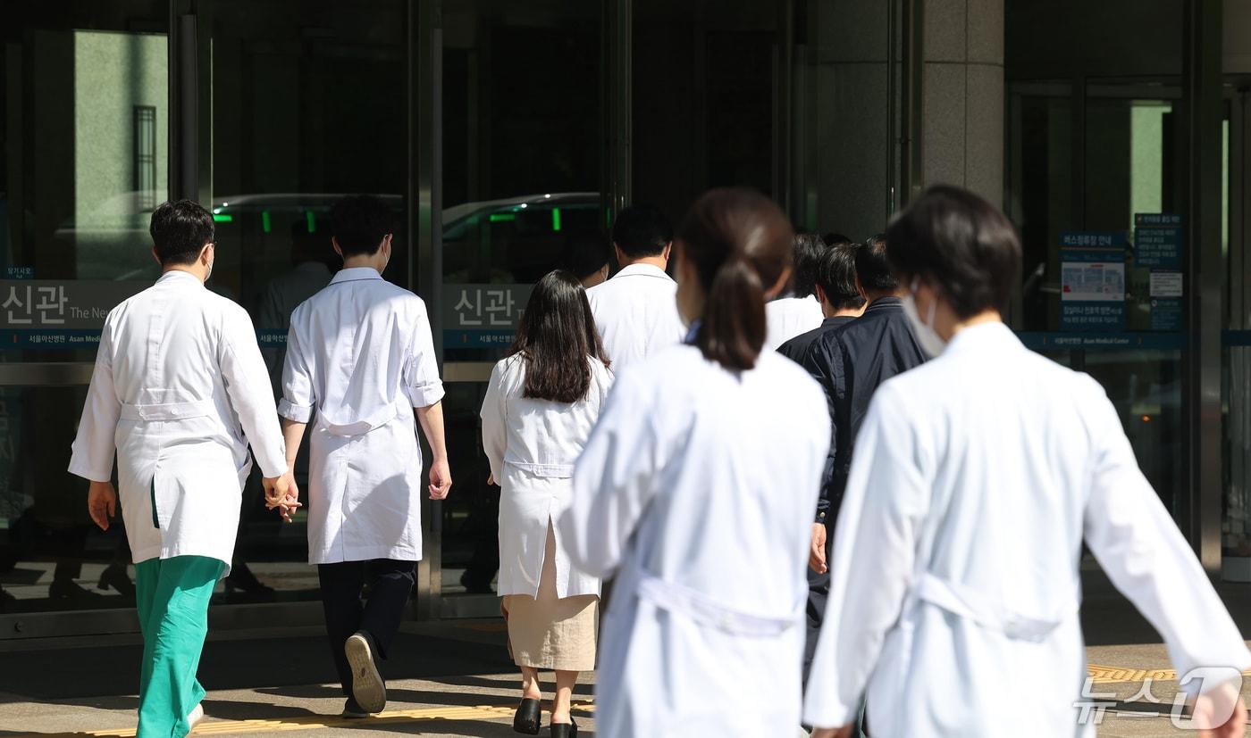 서울아산병원·울산대병원·강릉아산병원을 수련병원으로 둔 울산의대 교수들이 3일 오전 서울 송파구 서울아산병원에서 2024 의료대란과 울산의대 교육 병원의 나아갈 길을 주제로 열리는 긴급 세미나에 참석하고 있다. 2024.5.3/뉴스1 ⓒ News1 김민지 기자