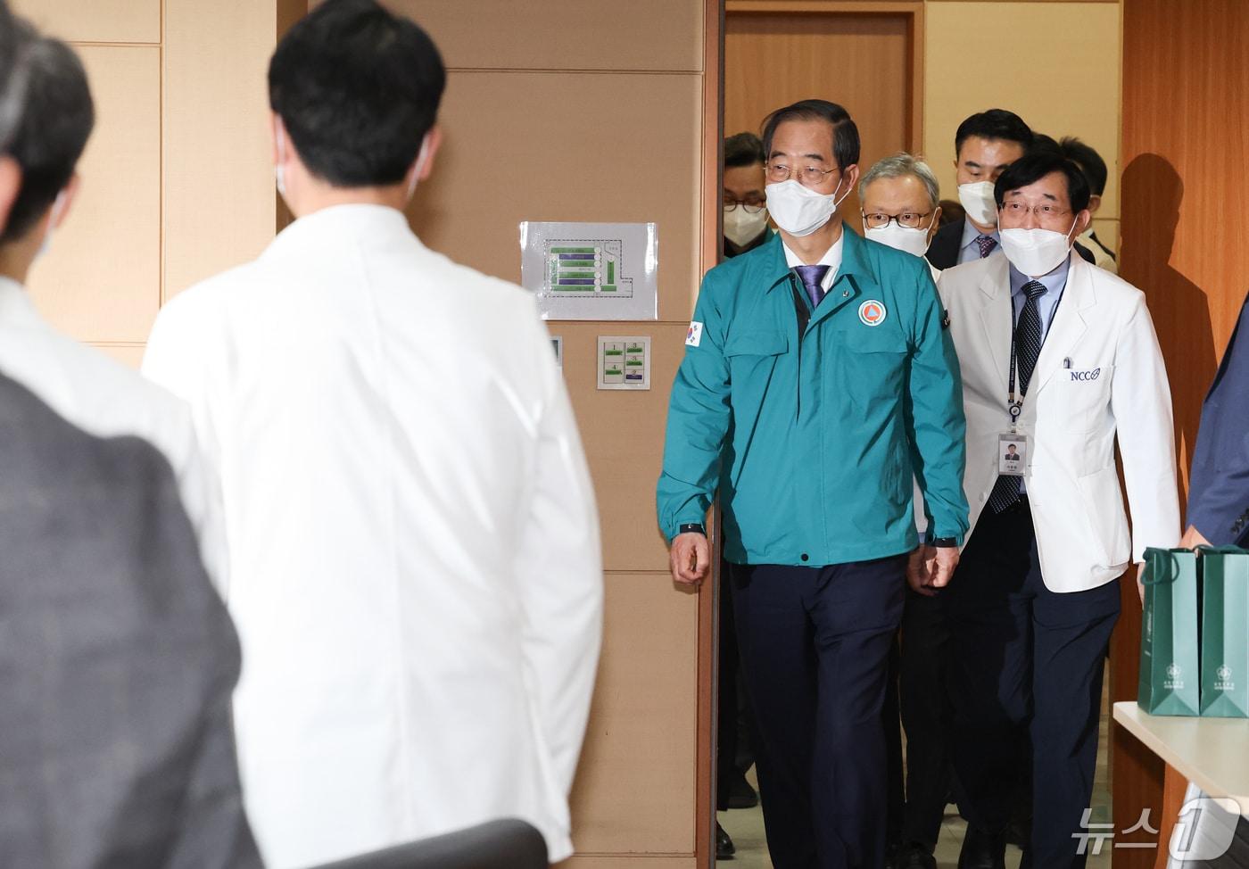 한덕수 국무총리가 지난달 3일 경기 고양시 국립암센터에서 열린 의사 집단행동 대비 현장점검 간담회에 참석하고 있는 모습. 2024.5.3/뉴스1 ⓒ News1 허경 기자