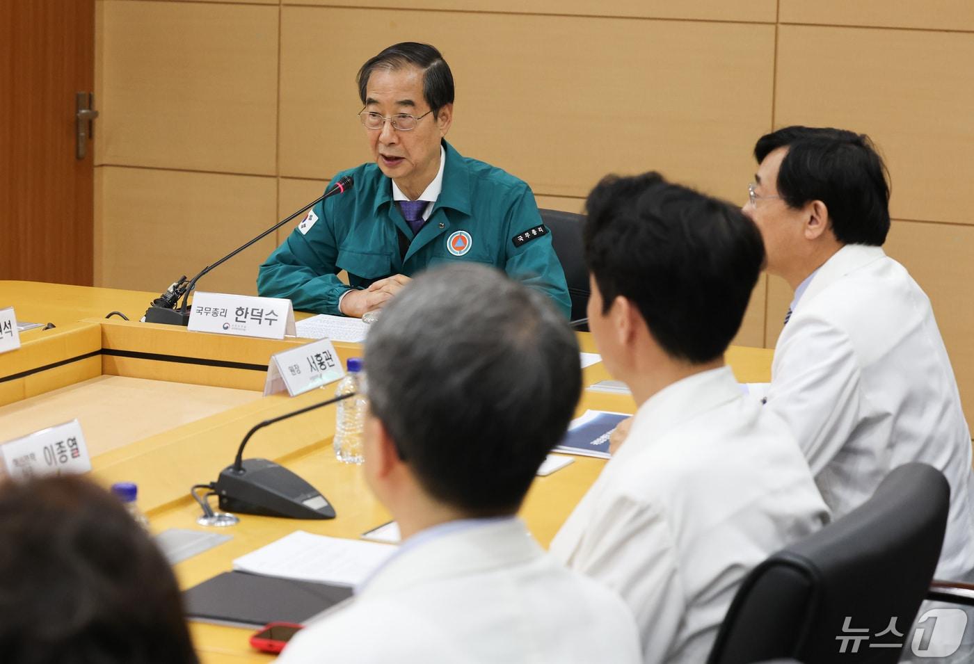 한덕수 국무총리가 3일 경기 고양시 국립암센터에서 열린 의사 집단행동 대비 현장점검 간담회에서 격려사를 하고 있다. 2024.5.3/뉴스1 ⓒ News1 허경 기자