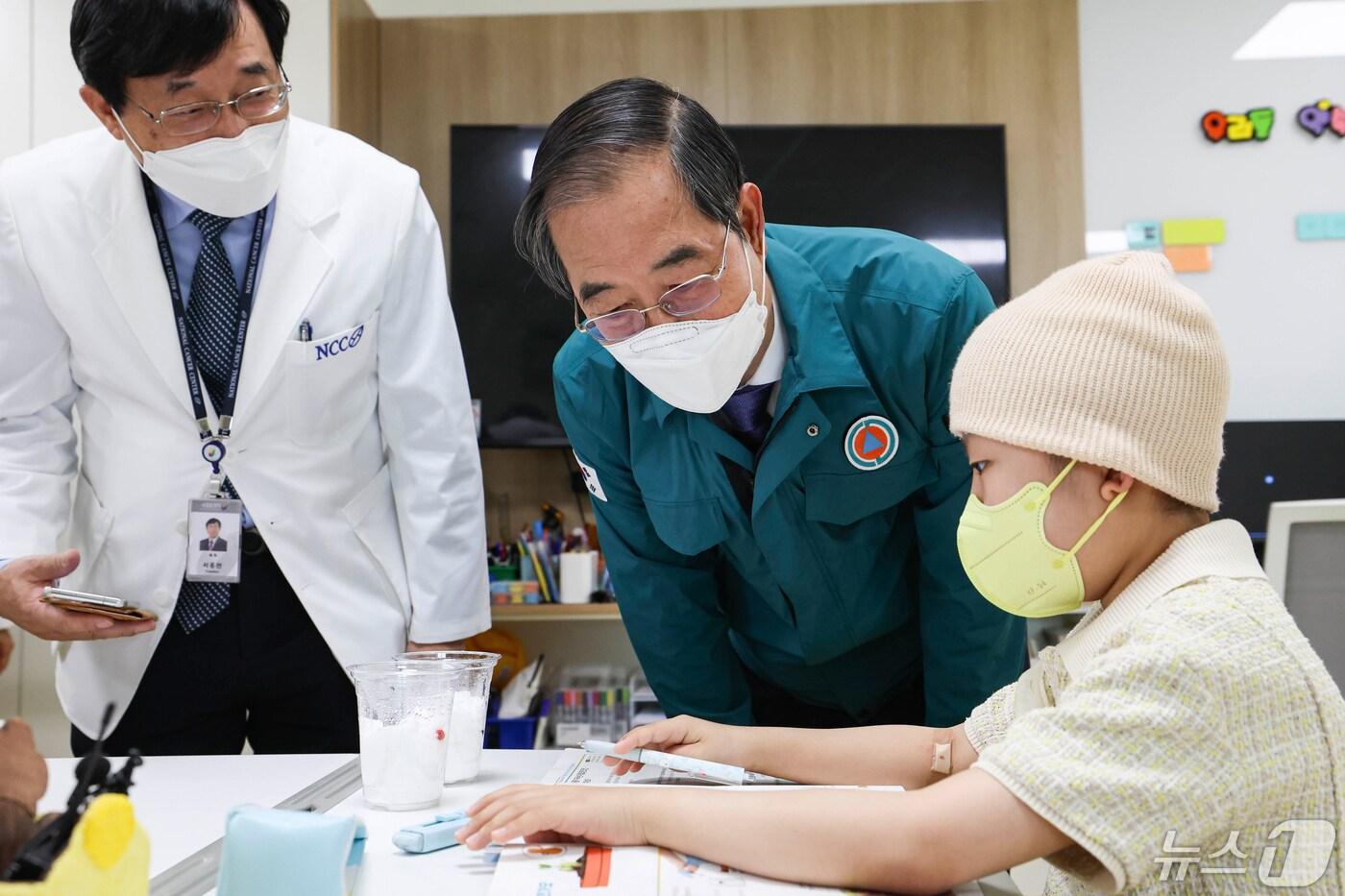 한덕수 국무총리가 3일 경기 고양시 국랍암센터 내 암투병 어린이들을 위한 학교를 방문해 어린이 환자를 격려하고 있다. &#40;공동취재&#41; 2024.5.3/뉴스1 ⓒ News1 허경 기자