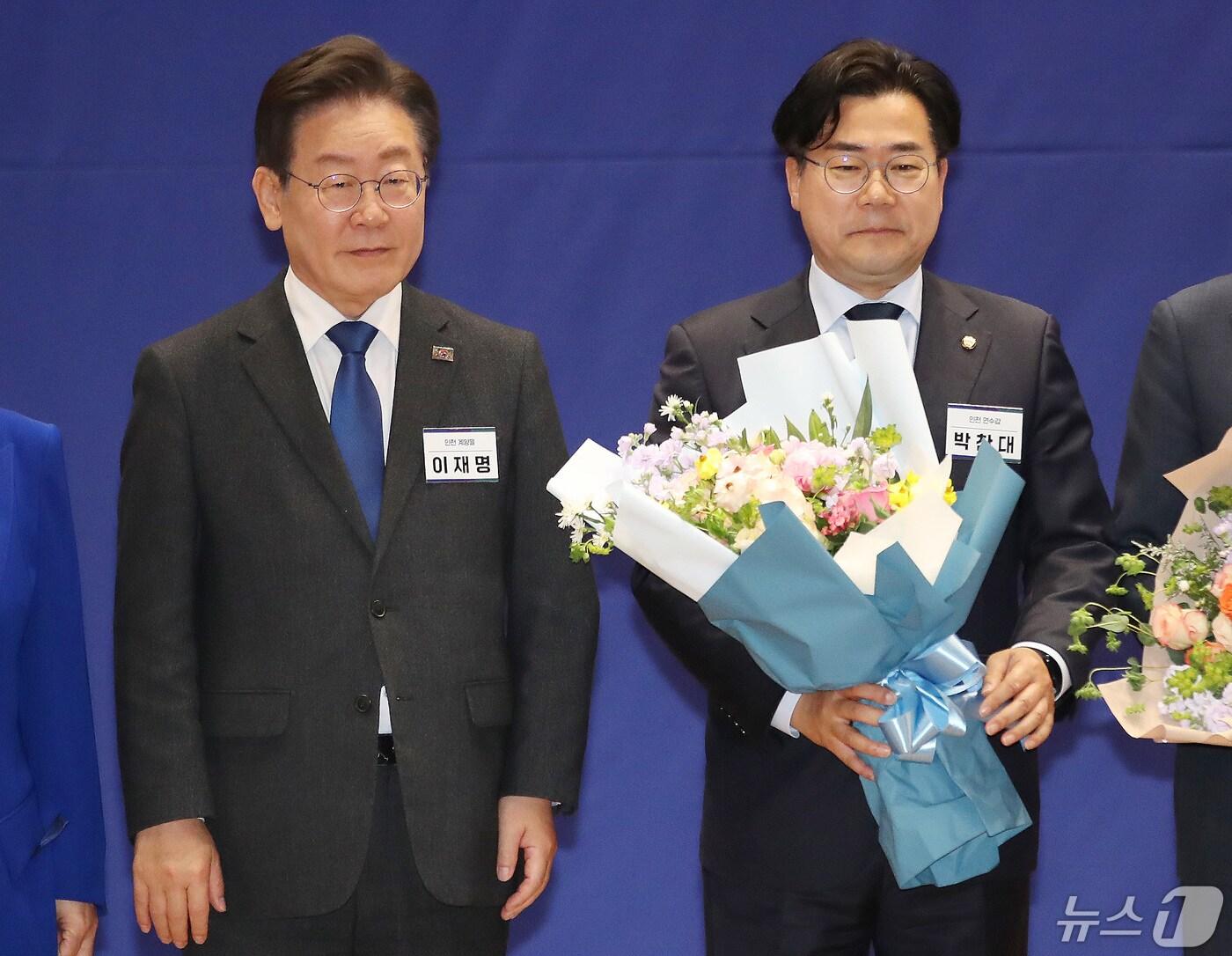 박찬대 신임 원내대표가 3일 오전 서울 여의도 국회 의원회관에서 열린 &#39;제22대 국회 더불어민주당 제1기 원내대표 선출 당선자 총회&#39;에서 꽃다발을 들고 이재명 대표와 기념촬영을 하고 있다. 2024.5.3/뉴스1 ⓒ News1 임세영 기자