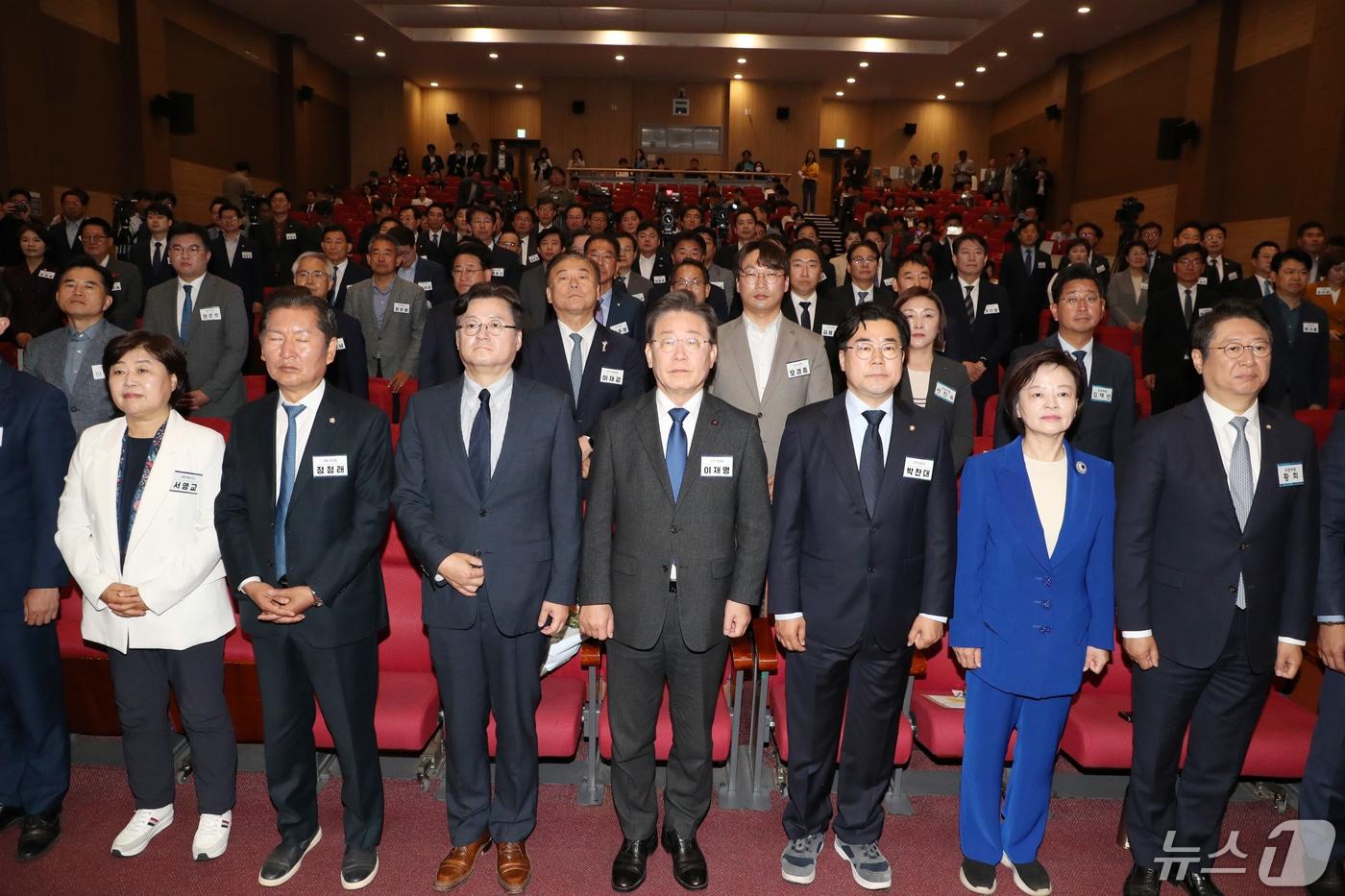 이재명 더불어민주당 대표와 박찬대 신임원내대표를 비롯한 제22대 국회의원 당선인들이 3일 국회 의원회관에서 열린 당선인 총회에서 채상병 특검법 즉각 수용 촉구 결의문을 채택 하고 있다. &#40;공동취재&#41;/뉴스1 ⓒ News1 임세영 기자