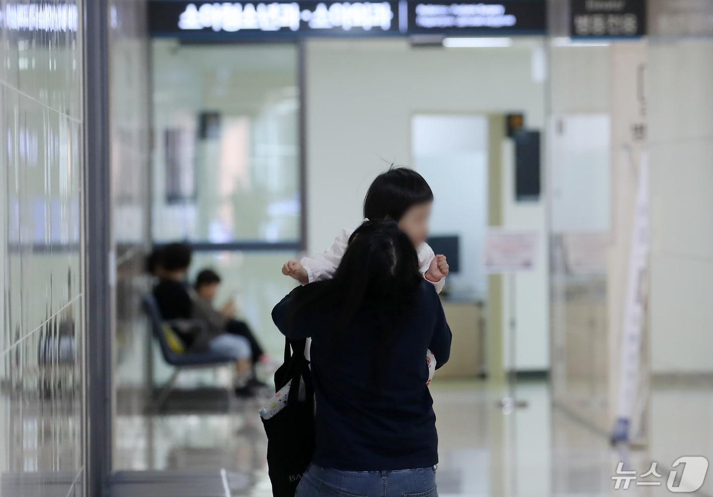 3일 대구 달서구 계명대 동산병원 소아과에서 아이를 안은 보호자가 진료실로 향하고 있다. 2024.5.3/뉴스1 ⓒ News1 공정식 기자