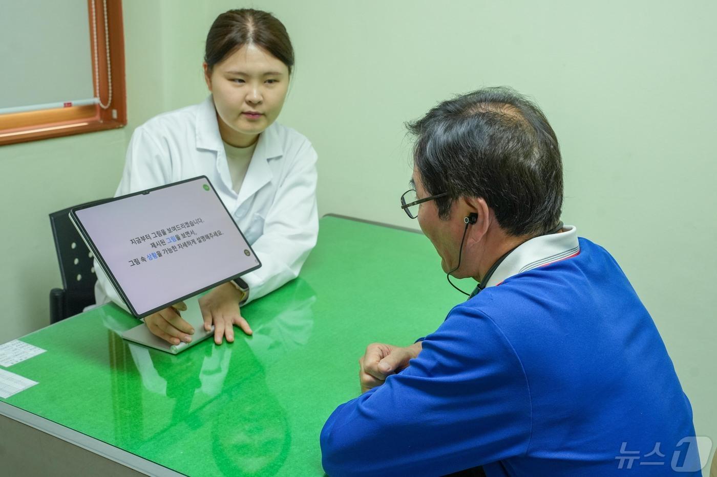 한국전기연구원 연구원이 한 노인을 대상으로 &#39;노인 친화형 발화 데이터 수집 기기&#39;를 통해 경도인지장애 조기 선별 검사를 수행하고 있다.&#40;전기연 제공&#41;