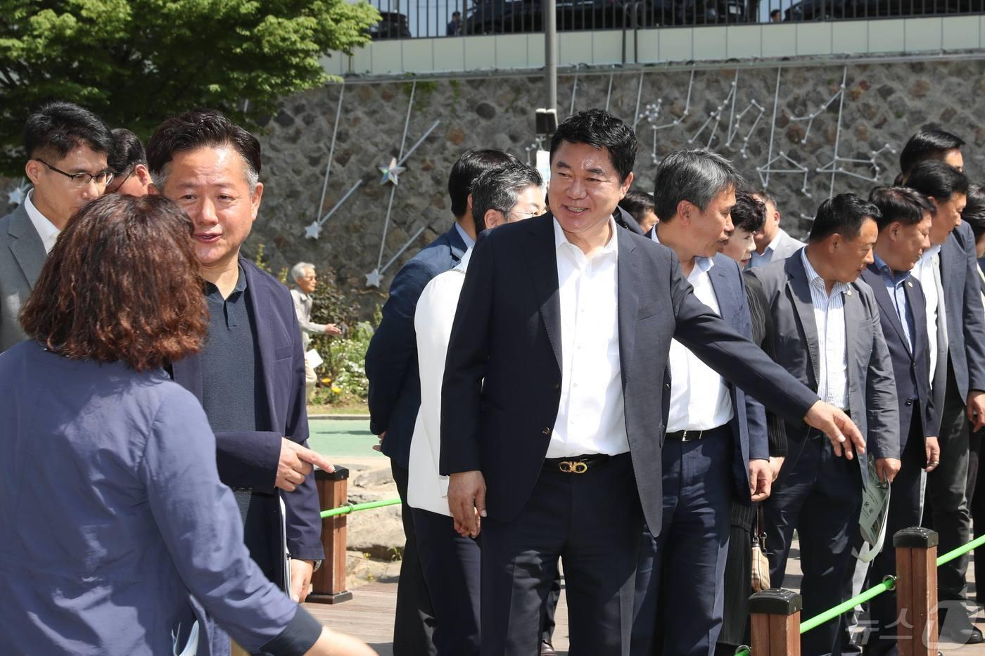 박준희 관악구청장이 별빛내린천 수변인프라를 둘러보고 있다.&#40;관악구청 제공&#41;