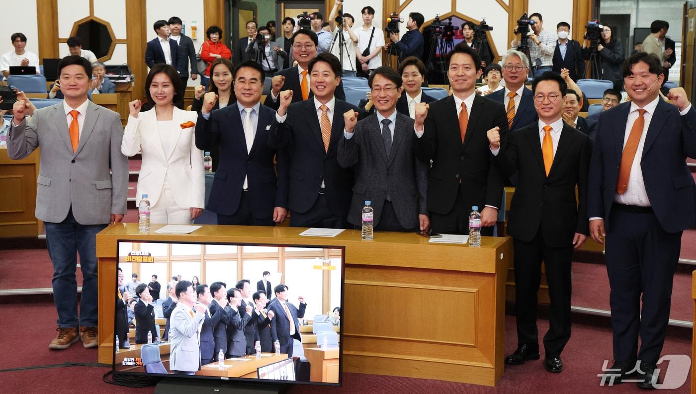 이준석 개혁신당 대표와 당 대표 후보자들이 3일 서울 여의도 국회 의원회관에서 열린 제1차 개혁신당 전당대회 비전발표회에서 기념촬영을 하고 있다. 2024.5.3/뉴스1 ⓒ News1 송원영 기자