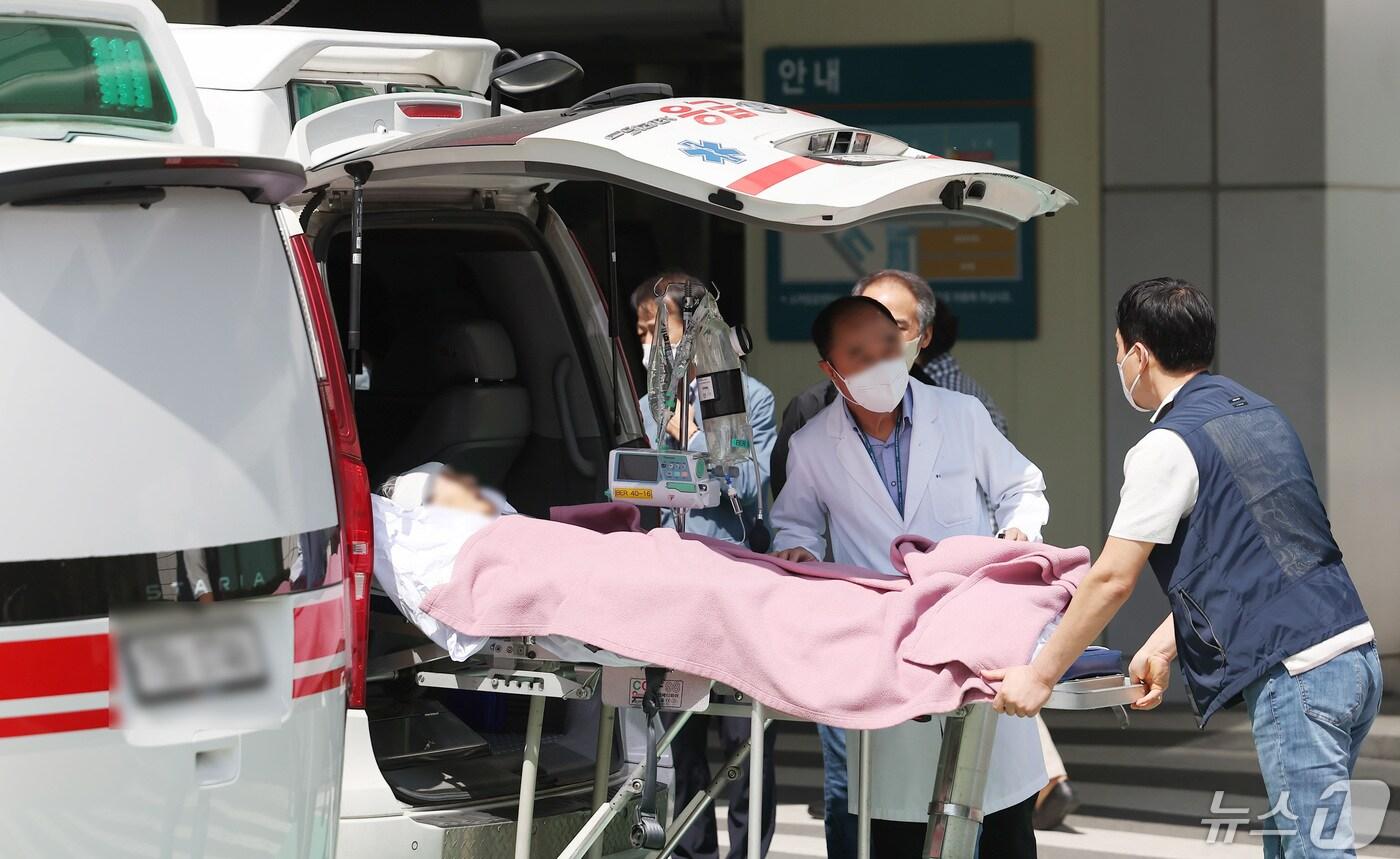 3일 서울 시내 대형병원에서 구급대원들이 환자를 이송하고 있다. /뉴스1 ⓒ News1 김민지 기자