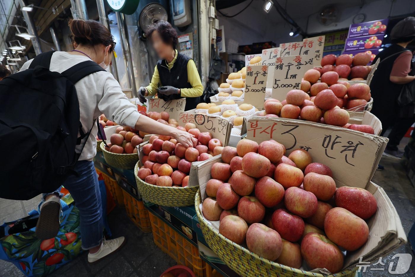 사과에 이어 배 가격이 1년 새 두 배 넘게 오른 가운데 3일 오후 서울 시내 전통시장에서 시민들이 과일을 고르고 있다. 2024.5.3/뉴스1 ⓒ News1 김민지 기자