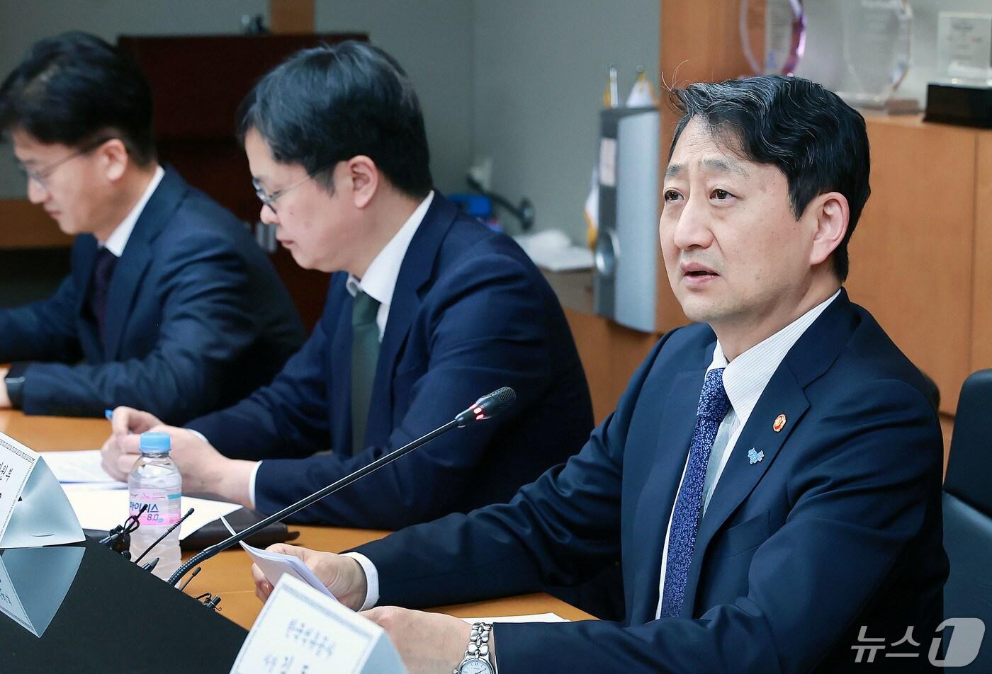 안덕근 산업통상자원부 장관이 3일 오후 서울 종로구 한국무역보험공사 대회의실에서 &#39;물가 안정을 위한 석유시장 점검회의&#39;를 주재하고 있다. &#40;산업통상자원부 제공&#41; 2024.5.3/뉴스1