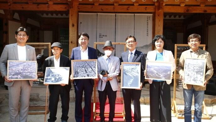 3일 전라감영 내아에서 ‘제1회 전주 기록 사진 전시회’ 개막식이 개최되고 있다.&#40;전주시 제공&#41;/뉴스1