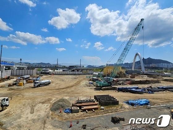 부산항 북항 재개발사업 현장.