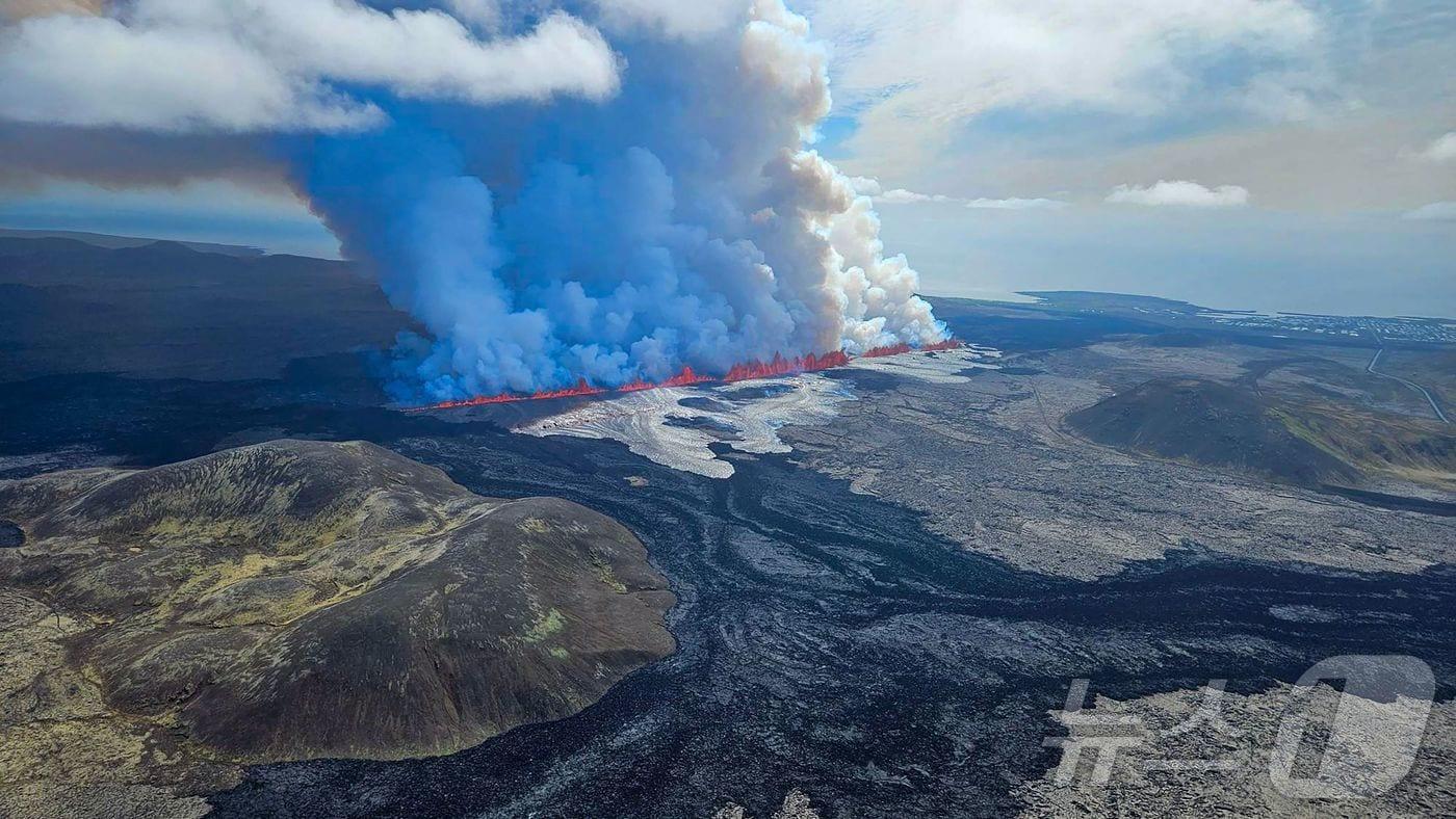 29일&#40;현지시간&#41; 아이슬란드 남서부 레이캬네스 반도에서 화산 폭발이 시작됐다. 지난 2021년 이후 8번째, 지난해 12월 이후 5번째 폭발이다. 24.05.29 ⓒ AFP=뉴스1 ⓒ News1 김예슬 기자