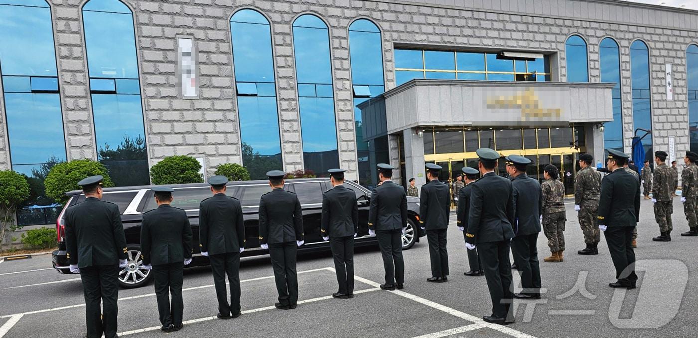 육군 관계자들이 30일 전남 한 장례식장에서 군기훈련을 받다가 쓰러져 사망한 훈련병의 마지막 길을 함께 하고 있다. 2024.5.30/뉴스1