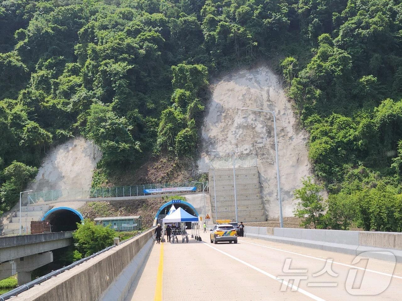 지난해 7월 산사태로 폐쇄된 청주~보은 국도 19호선의 봉계터널&#40;1674m&#41;이 1년 만에 보강공사를 마치고 31일 오후 3시부터 양방향 개통된다. /뉴스1