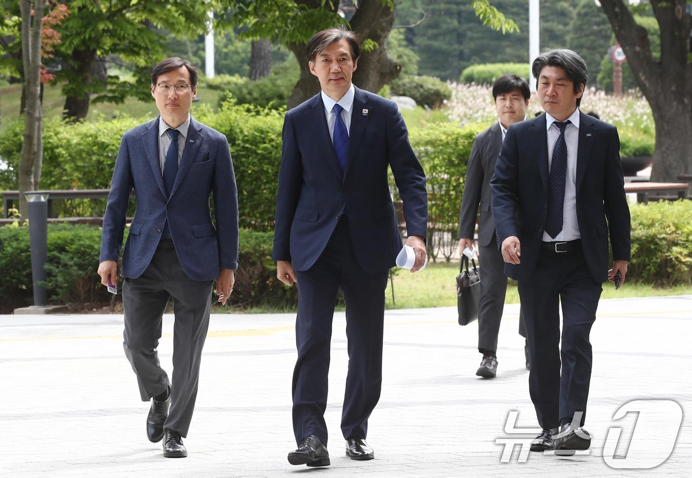 조국 조국혁신당 대표가 22대 국회 개원 첫날인 30일 오전 의원들과 공동기자회견을 하기 위해 서울 여의도 국회 소통관으로 이동하고 있다. 2024.5.30/뉴스1 ⓒ News1 이광호 기자