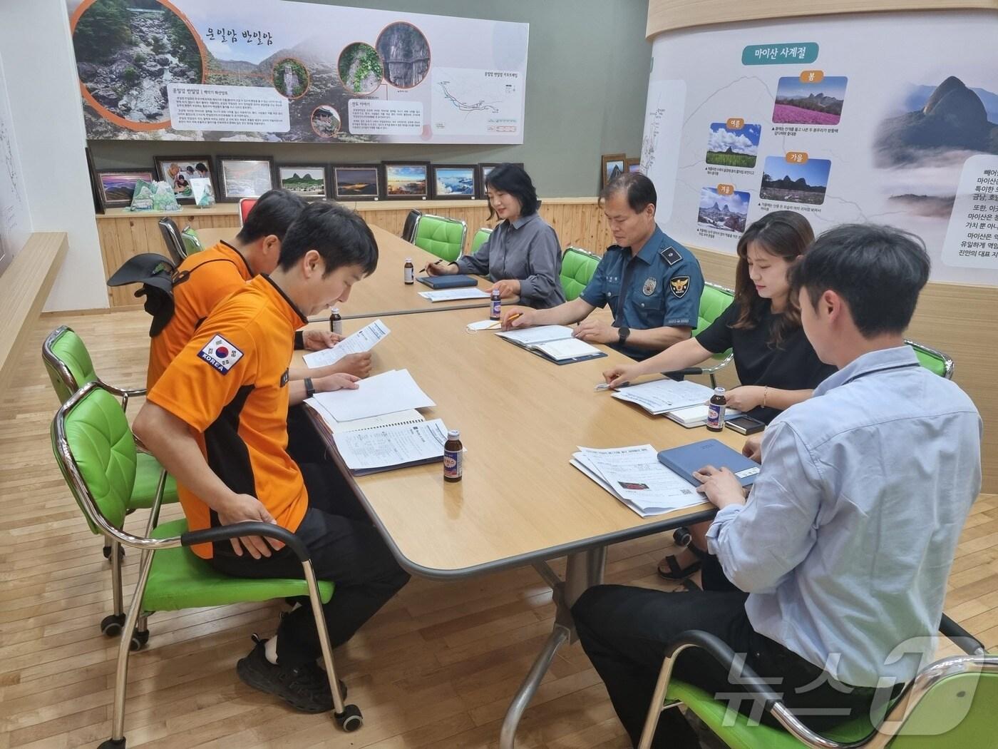 전북자치도 진안군이 ‘진안고원 막걸리 페스티벌, 낭만포차’에 대비해 안전대책 실무회의를 갖고 있다.&#40;진안군제공&#41;2024.5.30/뉴스1