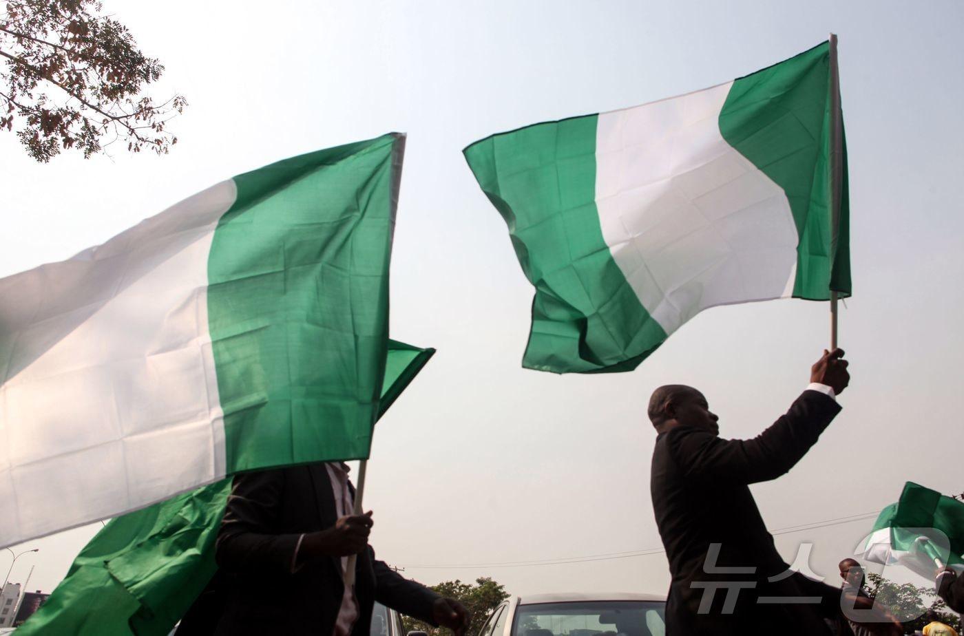 한 남성이 나이지리아 아부자에서 나이지리아 국기를 흔들고 있다. 2019.01.28 ⓒ AFP=뉴스1 ⓒ News1 정지윤 기자
