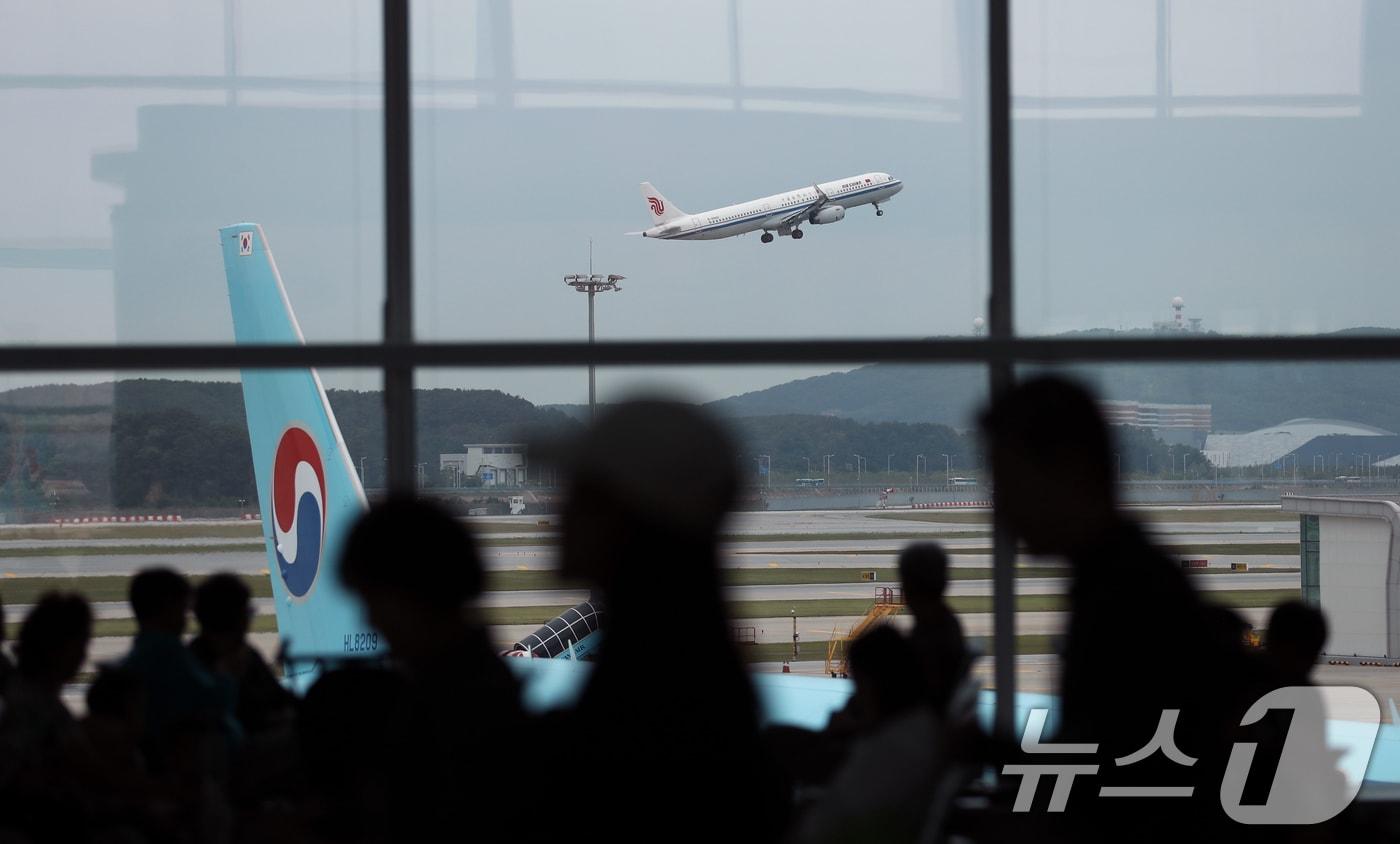 북인천국제공항에서 비행기가 이륙하고 있다. 2024.5.30/뉴스1 ⓒ News1 이승배 기자