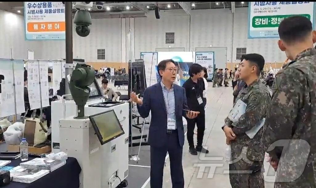 하승태 한국아이티에스 대표가 30일 대전에서 열린 국방부 우수상용품 시범사용 제품설명회에서 군 관계자들에게 DD 모터 적용 회전형 CCTV를 설명하고 있다. 2024.5.30/뉴스1