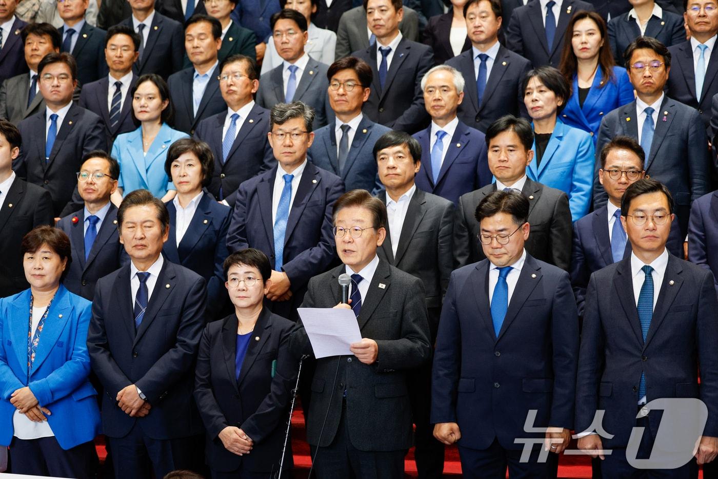 이재명 더불어민주당 대표가 제22대 국회 개원 첫날인 30일 오후 서울 여의도 국회 로텐더홀에서 열린 첫 의원총회에 참석해 인사말을 하고 있다. 2024.5.30/뉴스1 ⓒ News1 안은나 기자