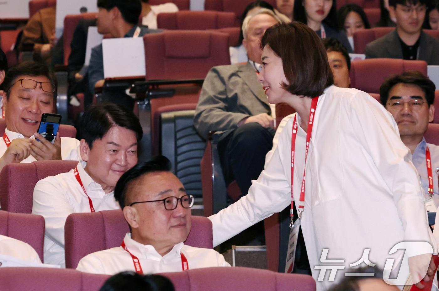 국민의힘 나경원, 안철수 의원이 30일 오후 충남 천안 재능교육연수원에서 열린 국민의힘 제22대 국회의원 워크숍에서 악수하고 있다. 2024.5.30/뉴스1 ⓒ News1 구윤성 기자