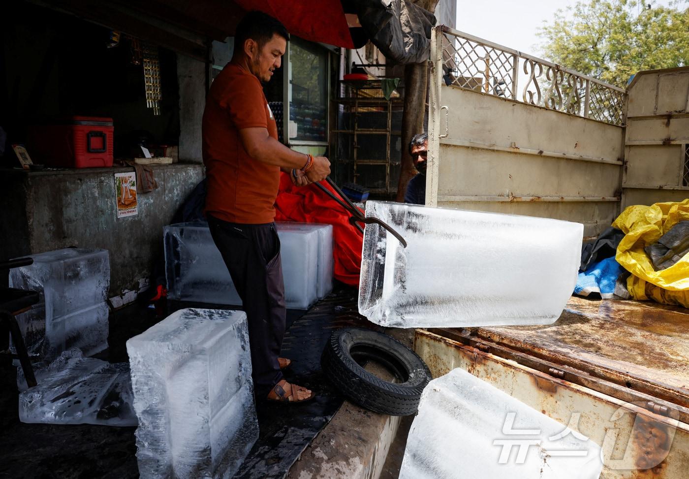 29일&#40;현지시간&#41; 인도 아흐메다바드에서 한 남성이 판매용 얼음 블록을 내리고 있다. 2024.05.29 ⓒ 로이터=뉴스1 ⓒ News1 정지윤 기자
